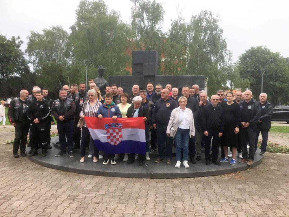 Sesvećani povodom Dana državnosti i Dana branitelja grada Zagreba odali počast poginulim braniteljima